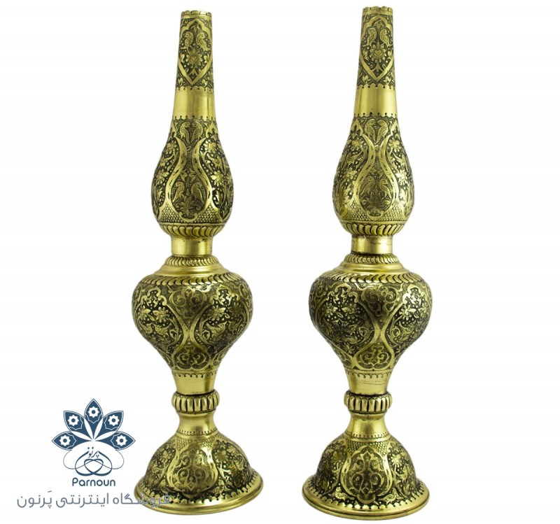 1 جفت چراغ  برنجی 46 سانتی، قلمزنی و سیاه قلم شده با سبک گل و مرغ اصفهان 