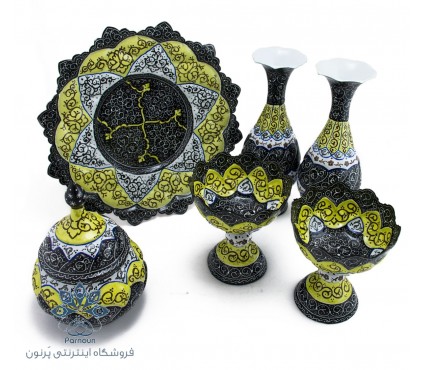 ست ظروف میناکاری شامل بشقاب، 2 عدد گلدان، 2 عدد کاسه پایه دار و یک عدد قندان