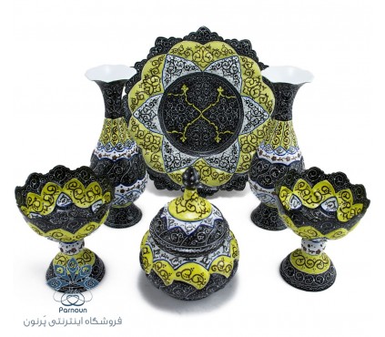 ست ظروف میناکاری شامل بشقاب، 2 عدد گلدان، 2 عدد کاسه پایه دار و یک عدد قندان