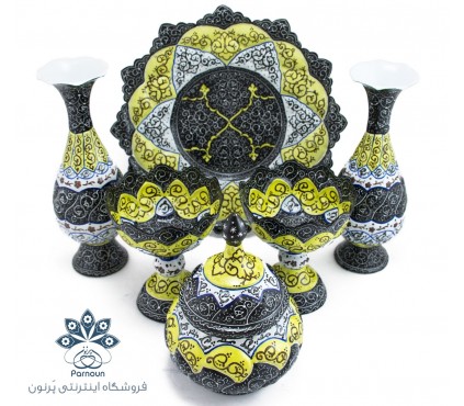ست ظروف میناکاری شامل بشقاب، 2 عدد گلدان، 2 عدد کاسه پایه دار و یک عدد قندان