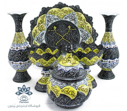 ست ظروف میناکاری شامل بشقاب، 2 عدد گلدان، 2 عدد کاسه پایه دار و یک عدد قندان
