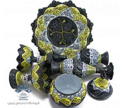 ست ظروف میناکاری شامل بشقاب، 2 عدد گلدان، 2 عدد کاسه پایه دار و یک عدد قندان