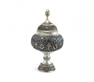 شکلات خوری مسی قلمزنی شده دارای آبکاری نقره و سیاه قلم