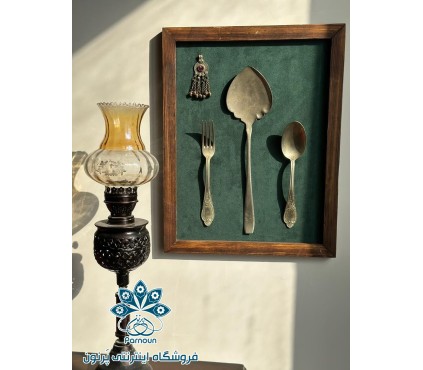 قاب آنتیک زیر سایه درخت