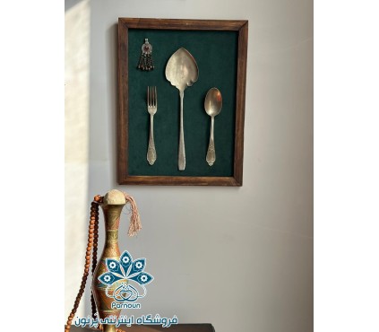 قاب آنتیک زیر سایه درخت