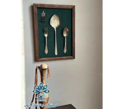 قاب آنتیک زیر سایه درخت